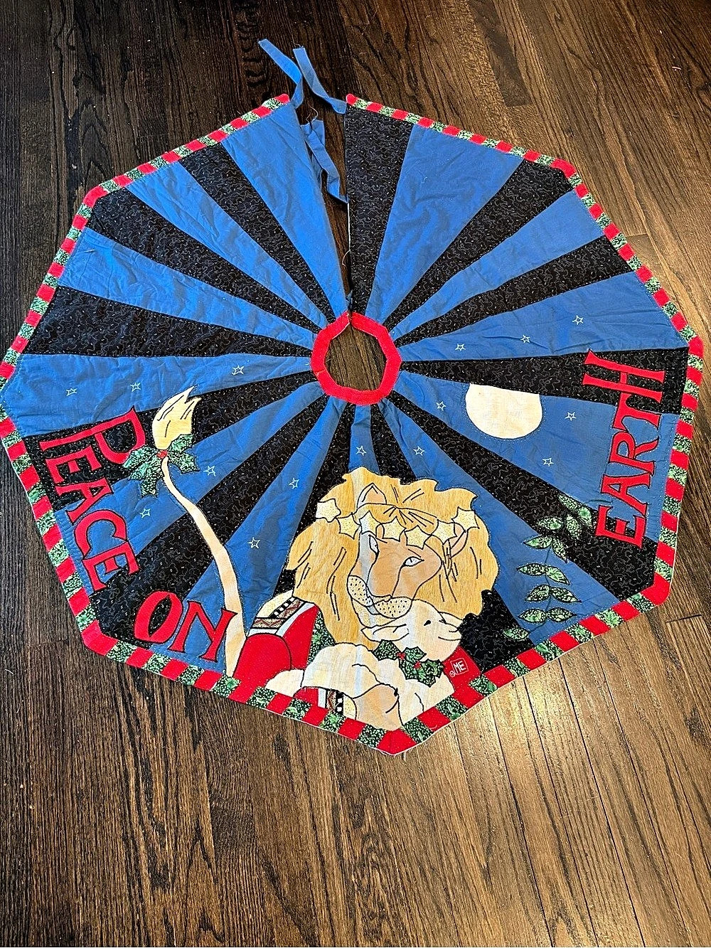 Vintage Christmas Tree Skirt Lion & Lamb Blue & Red Mary Englebreit Peace on Ear